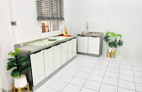 Anusawari House | Spacious 4-bedroom townhome in beautiful Krung Thep Maha Nakhon with WiFi, AC