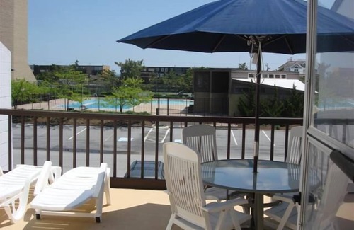 North Shores House | Spacious Townhouse Steps to Private Beach, Pool & Tennis Courts