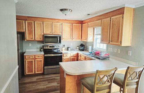 Greenville House | Spacious Townhome close to ECU and Hospital. Full of all the amenities you need.