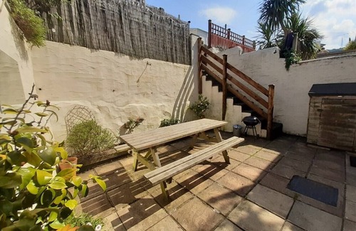 Hele House | Spacious townhouse - a short walk to harbour, beaches, shops and restaurants