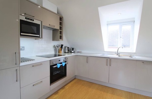 West Finchley Apartment | Spacious two-bedroom Apartment w/Kitchen Ideal for Professionals and Families