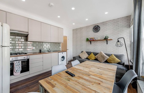 Harringay Ladder Apartment | Spacious Two Bedroom Apartment in Wood Green