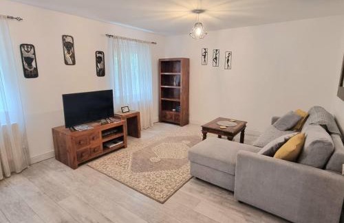 Thame Apartment | Spacious two bedroom apartment with one parking space