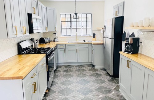 Detroit House | Spacious & Updated Home for Groups & Families