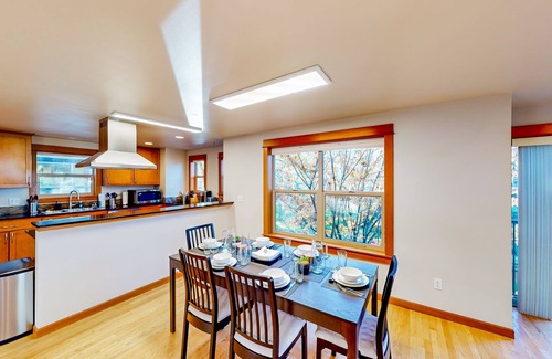 Atlantic House | Spacious Upper Level of Townhome, near Seahawks & Mariners stadiums & downtown