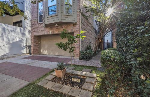 Uptown House | Spacious Urban Uptown Retreat townhouse