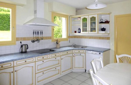 Le Minihic-sur-Rance Villa | Spacious villa sleeps 15 5 minutes from the beach 5 bedrooms 3 bathrooms