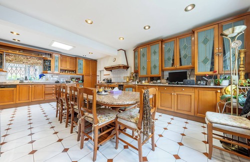 Knightsbridge Villa | Spacious villa in fabulous London with AC, WiFi