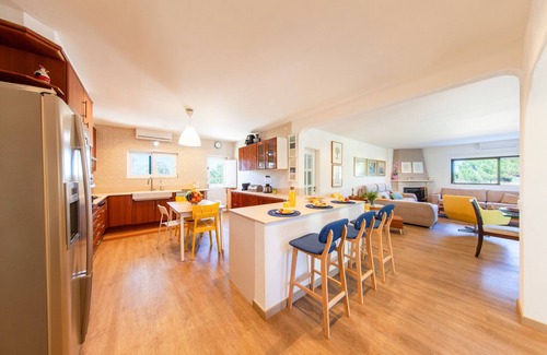 Monte Raposo Villa | Spacious villa with jacuzzi & BBQ in Armação