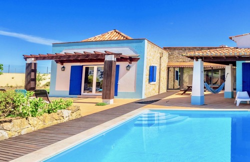 Sao Joao das Lampas Villa | Spacious Villa with Private Pool in Country Sintra