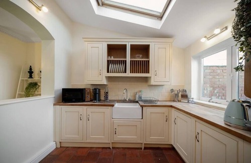 Cirencester House | Spacious w/Garden Heart of the town Wi-Fi Smart TV