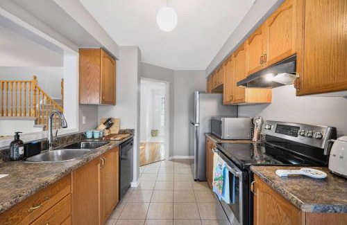 Whitby House | Spacious Whitby Haven 3BR Home and Parking