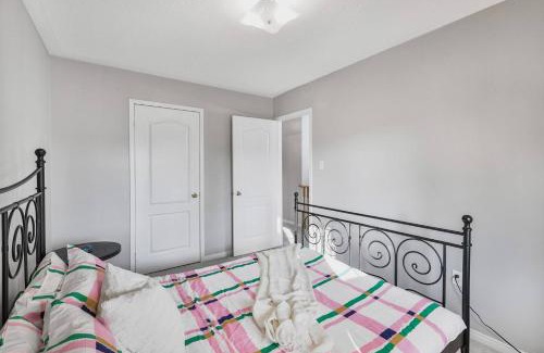 Whitby House | Spacious Whitby Haven 3BR Home and Parking