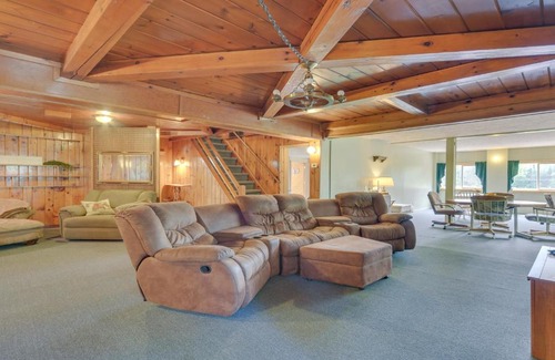 Winter House | Spacious Winter Retreat with River Access and Kayaks!