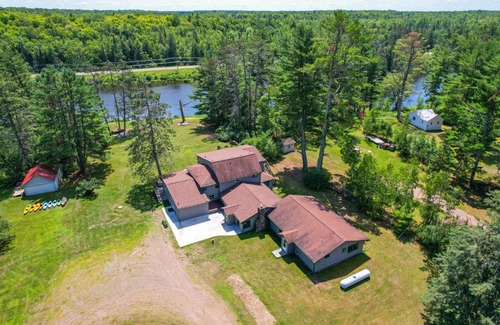 Winter House | Spacious Winter Retreat with River Access and Kayaks!