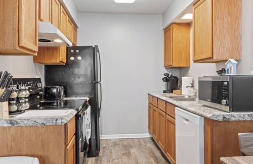 Aurora Apartment | Spacious2BR/Work Crews & Families/Sleeps6/desk/Parking/WIFI/Pet friendly