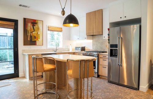 Burbank House | Spanish-style garden bungalow!