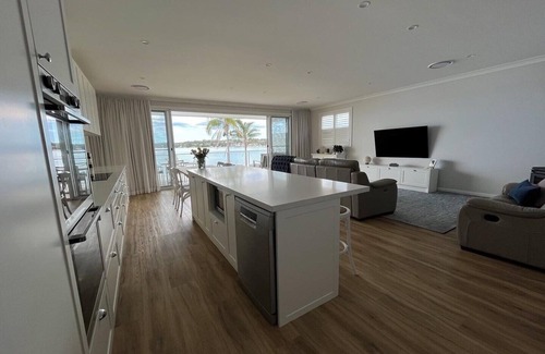 Bonnells Bay House | Sparkle by the Lake at this peaceful direct waterfront luxury home