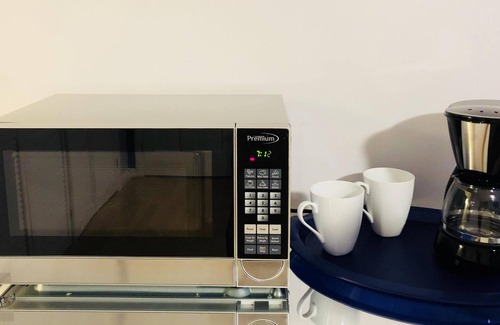 Ludlam Apartment | Sparkling Clean ✨Beautiful Brand New Designer Studio with Pool Access