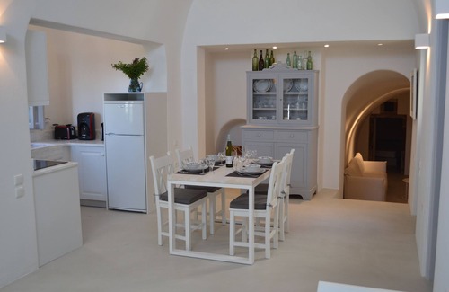 Imerovigli Villa | Spatious 2 Bedroom Villa On the Caldera in Imerovigli