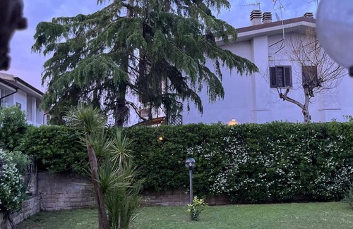 Sabaudia Villa | Spaziosa casa vicino al centro con giardino, forno a pizza, parcheggio privato