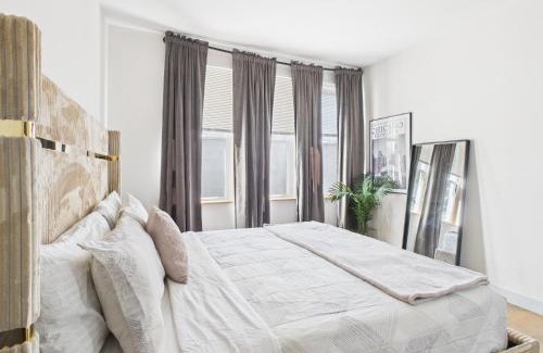 Ukrainian Village Apartment | Speakeasy Serenity Retreat
