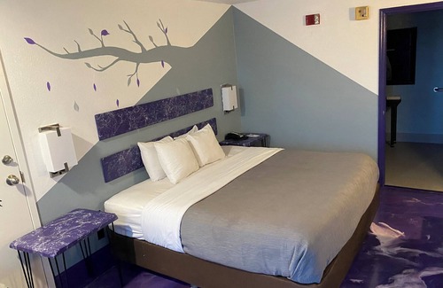 Oxford Hotel | Special boutique hotel in Oxford, Alabama with a variety of themed rooms!