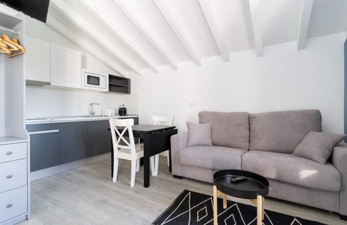 Villaverde de Pontones Apartment | Special studio for couples with double whirlpool tub and views of the main garde