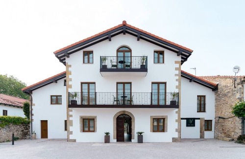 Villaverde de Pontones Apartment | Special studio for couples with double whirlpool tub and views of the main garde