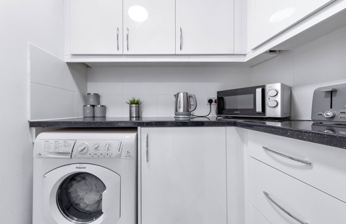 Bumble's Green House | Specious 4 bedroom home/Garden/Free Private Parking/Near Central London!