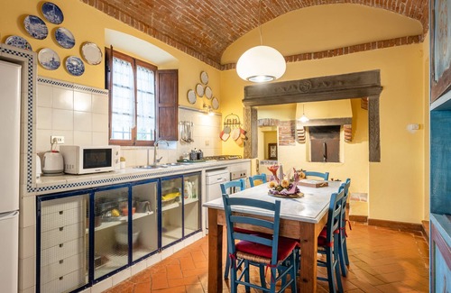 Vicopisano Apartment | Spectacular apartment in historic mansion from the 1400s