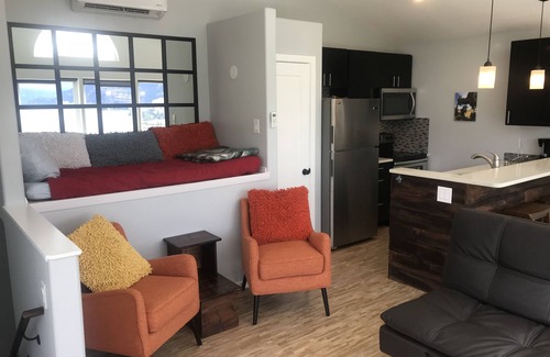 Mosier House | Spectacular Gorge views! Bright and Comfortable Pet-friendly Retreat