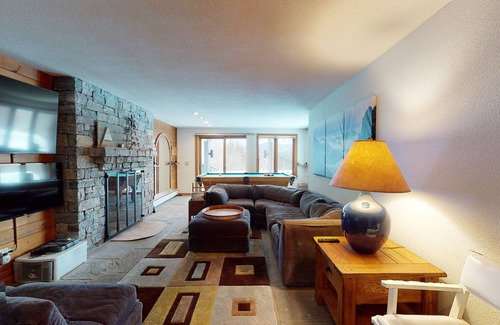 Pittsfield House | Spectacular Mountain Views, 6 Bedroom, 4 Bath with Fireplace, Hot Tub & Elevator