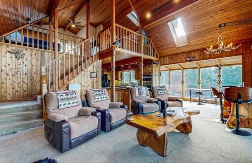 Franklin House | Spectacular mountain view home: dog friendly, large deck & game room