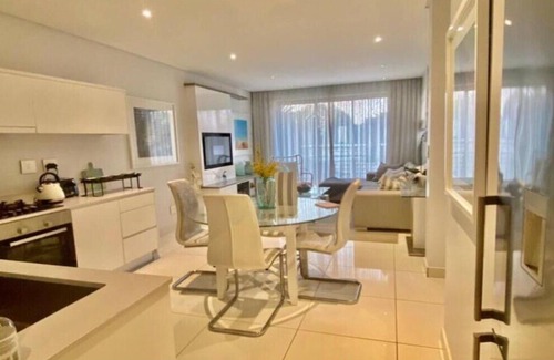 Greater Johannesburg Metropolitan Area House | Spectacular one bedroom apartment One Hyde Park