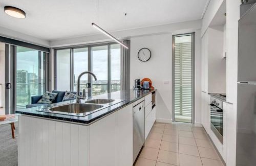 South Brisbane Apartment | Spectacular River View Apartment