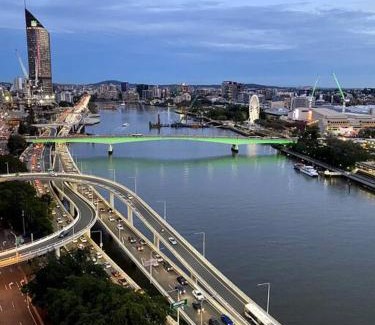 South Brisbane Apartment | Spectacular River View Apartment