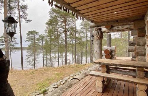 Kuusamo House | Spectacular Rural Log House with 2 Saunas next to a beautiful lake