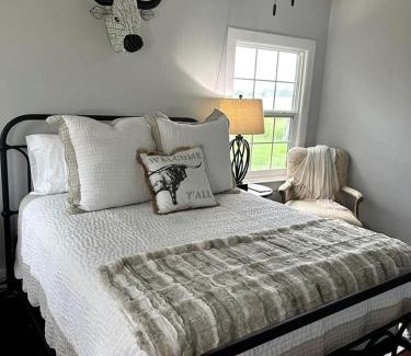 Carmine House | Spectacular Secluded Cottage in Round Top, Texas