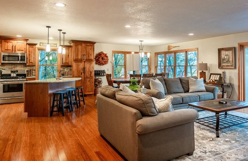 Spruce Pine Cabin | Spectacular Views from luxurious home near BRP and 30 min to Lake James