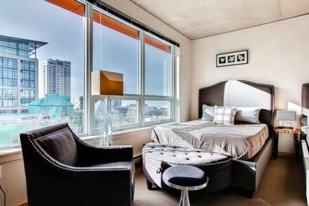Belltown Apartment | Speechless In Seattle - #1 Location - 2BR - Free Parking - VR1