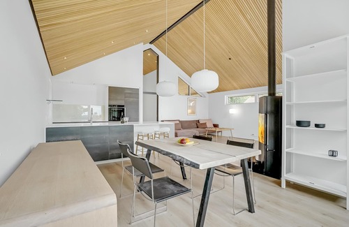 Sunds House | Spend a wonderful holiday in this holiday home in the 2nd row to the lake.