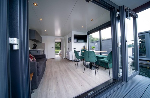 Middelaar Boat Rental | Spend the night at a unique location in Limburg
