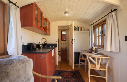 Dorchester Cottage | SPINDLEBERRY HUT, pet friendly, with a garden in Piddletrenthide