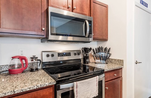 Downtown Memphis Apartment | Sports Fan's KING SUITE downtown with POOL & GYM