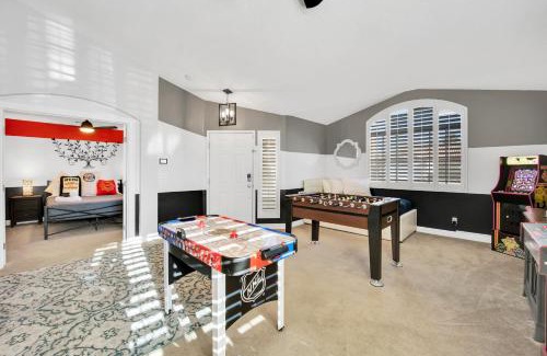 Green Valley North House | Sports Themed-Automated King Bed-Family Friendly-5 miles to Strip