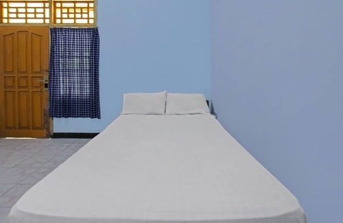 Selong Belanak Hotel | SPOT ON 92567 Jati Homestay Near Taman Suranadi