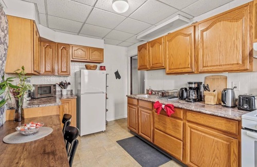 Swarthmore Apartment | Sprawling 3B/1B Swarthmore Gem w/Sunroom in Town Center w/Parking!