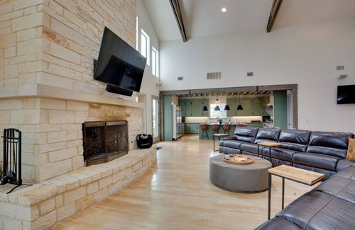 Elmo House | Sprawling Kaufman Home w/On-Site Lake & Fire Pit