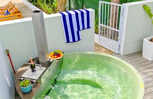 Bloubergstrand House | Spray Villa Bloubergstrand with hot tub and close to the beach